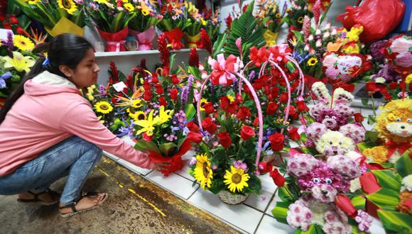 La docena de girasoles está más económica que las rosas, según comerciantes del Rímac. Foto: Lino Chipana/El Comercio