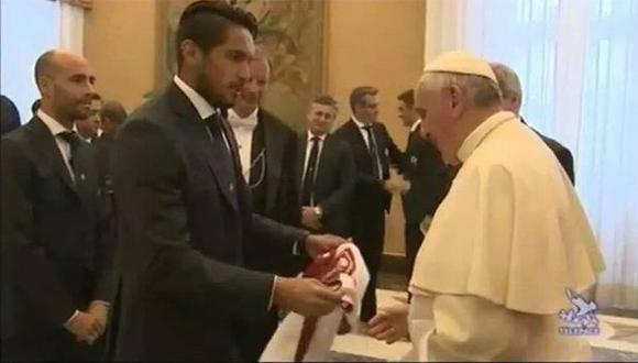 Juan Manuel Vargas le regaló camiseta de Perú al papa Francisco