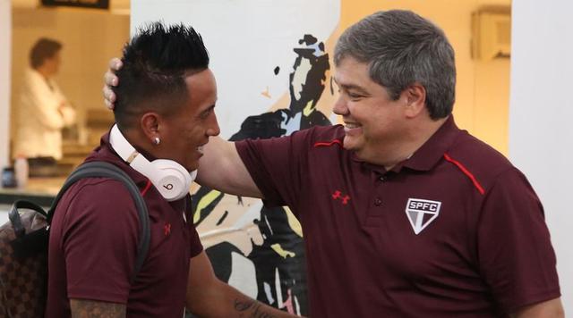 Cueva fue felicitado por Fernando Chapecó, director de fútbol del cuadro tricolor. (Foto: Sao Paulo)