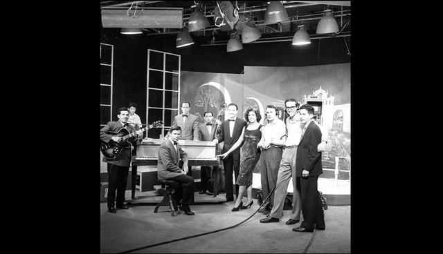 La estampa elegante de Edith Barr y su cálida voz la convirtieron en una invitada frecuente de la reciente TV. nacional. Aquí en enero de 1960, en un programa del entonces Canal 9.  (Foto: Archivo Histórico El Comercio)