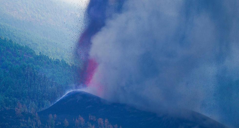 El volcán de la isla de La Palma sigue expulsando lava de forma continuada desde que entró en erupción el domingo. (EFE/Ramón De La Rocha).
