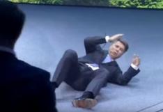 Presidente de BMW se cae mientras presentaba auto en Frankfurt Motor Show | VIDEO