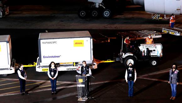 En la noche del último domingo llegó al Perú el primer lote de 300,000 dosis de la vacuna de Sinopharm contra el coronavirus en un vuelo proveniente de China con escala en Francia. (Foto: Presidencia)