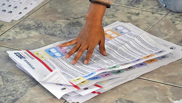 Personal electoral cuenta los votos en un colegio electoral durante las elecciones locales en Nayón, Distrito Metropolitano de Quito, el 5 de febrero de 2023. (Foto de Rodrigo BUENDIA / AFP)
