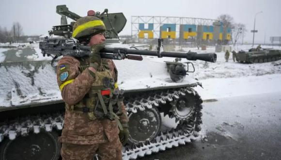 Un soldado ucraniano portando un arma en Járkiv, en el este del país. (Reuters).