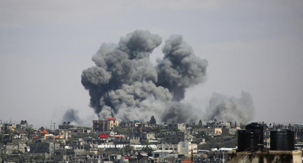 Una fotografía tomada el 6 de mayo de 2024 muestra humo ondeando tras el bombardeo al este de Rafah, en el sur de la Franja de Gaza, en medio del conflicto en curso entre Israel y el movimiento palestino Hamás. (Foto de AFP).
