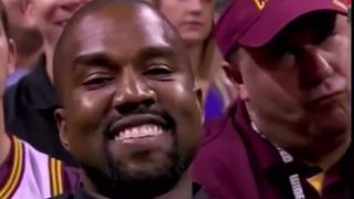 Kanye West fue grabado sonriendo en un partido de básquet