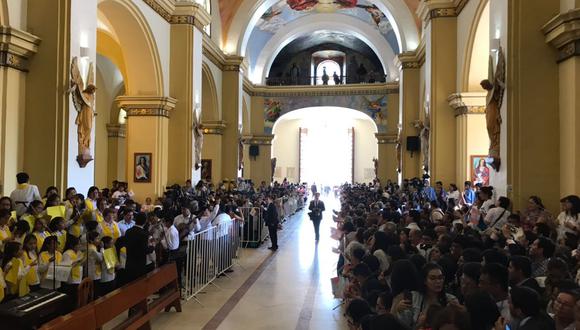 La Catedral de Trujillo lució este marco cuando Su Santidad se dispuso a entrar al templo. (Foto: Aurelio Arévalo)