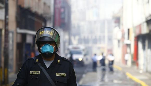Peatones, comerciantes, agentes policiales y bomberos hacen uso de mascarillas. (Foto: Francisco Neyra/GEC)
