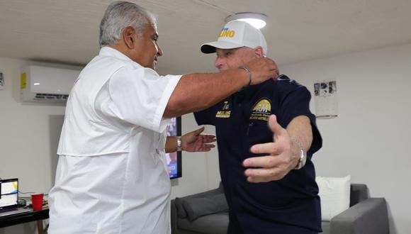 El candidato presidencial José Raúl Mulino (I) saludando al expresidente de Panamá Ricardo Martinelli (D), quien está asilado en la embajada de Nicaragua en Panamá, el 5 de mayo de 2024, en Ciudad de Panamá. (Foto de Realizando Metas vía EFE)