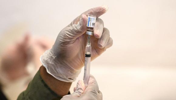 Un trabajador de la salud prepara una jeringa con un vial de la vacuna J & J / Janssen contra el coronavirus covid-19 en la ciudad de Nueva York, Estados Unidos. (Angela Weiss / AFP).
