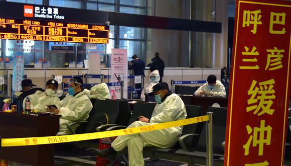 Policía con trajes protectores contra el coronavirus aguardan en un aeropuerto de Harbin, capital de la provincia china de Heilongjiang que limita con Rusia. (REUTERS / Huizhong Wu).