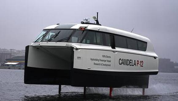 Candela P-12, un ferry eléctrico con hidrofoil, circula por el archipiélago de Estocolmo el 10 de noviembre de 2023. Puede ir a 46 km/h y casi no hace olas.