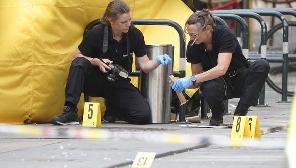 La policía noruega recolecta evidencias luego del tiroteo en un bar gay de Londres. EFE