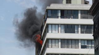 Cercado: bomberos controlan incendio en edificio de jirón Camaná [FOTOS]