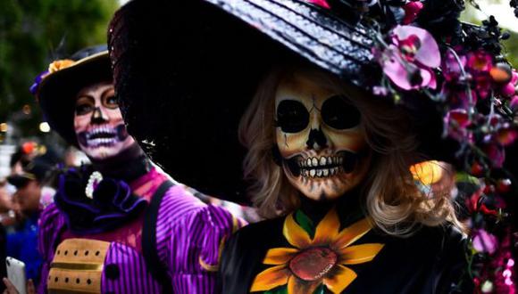 Los homenajes a La Catrina se ven en México en concursos y desfiles del personaje de la muerte. (Foto: AFP)