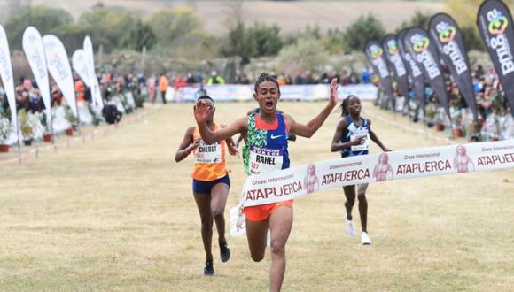 La atleta eritrea Rahel Ghebreneyohannes ganó el Cross de Atapuerca con dos zapatillas derechas. (Facebook Cross de Atapuerca).