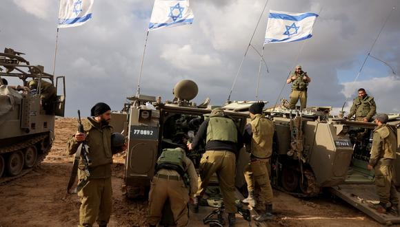 Los soldados de Israel se despliegan cerca de la frontera con la Franja de Gaza el 20 de noviembre de 2023. (Foto de Menahem KAHANA / AFP).
