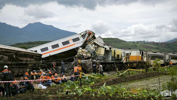 Equipos de búsqueda y rescate trabajan en el lugar de un accidente de tren en Cicalengka, provincia de Java Occidental, el 5 de enero de 2024. (Foto de ADI MARSIELA / AFP)