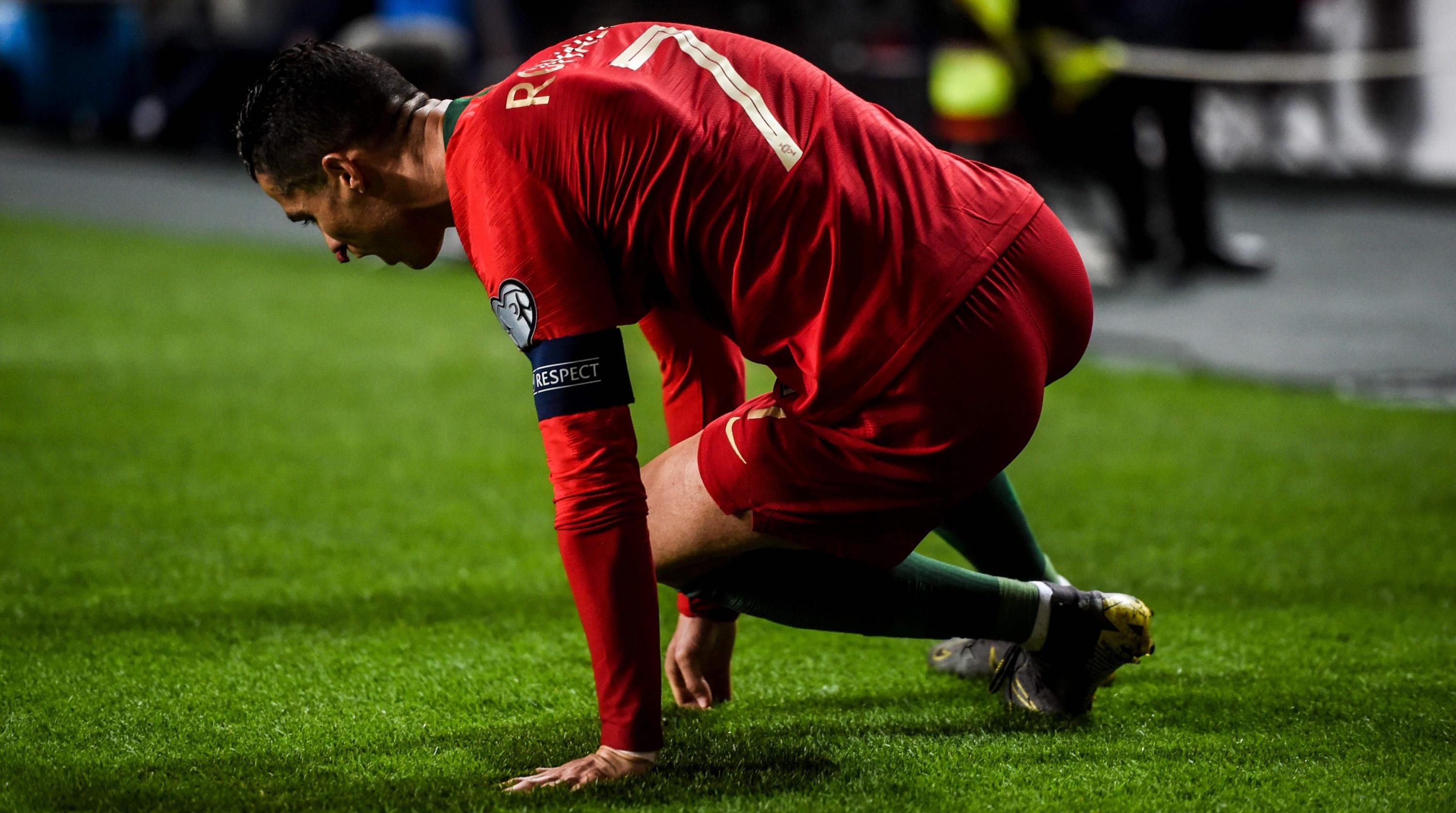 Portugal vs. Serbia: Cristiano Ronaldo se lesionó, pidió su cambio y mostró todo su enojo | VIDEO. (Foto: AFP)