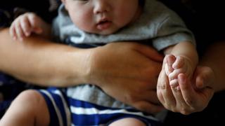 “Te rebajamos la deuda... si tienes un hijo”, el problema de natalidad en Japón y una medida desesperada 