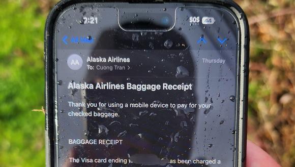 El iPhone que cayó 5.000 metros desde un avión de Alaska Airlines y que encontraron casi intacto y funcionando. ( @SeanSafyre / X).