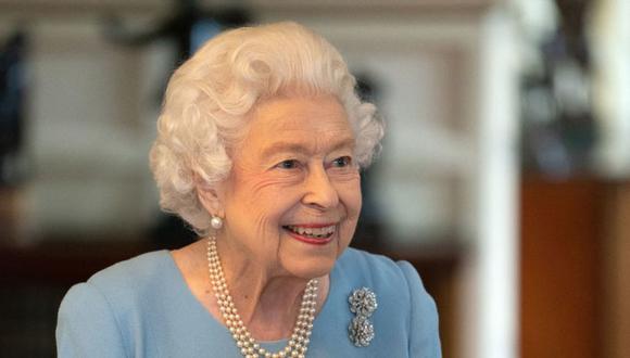 La reina Isabel II de Gran Bretaña sonríe durante una recepción en el salón de baile de Sandringham House, la residencia de la reina en Norfolk.