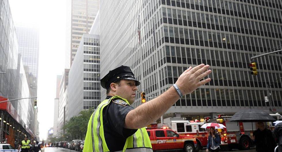 Helicóptero se estrella contra un rascacielos en el medio de Manhattan. (Foto: AFP)