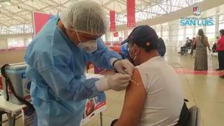 “Vengan a vacunarse”: Hugo “El Cholo” Sotil recibió la primera dosis de la vacuna contra el coronavirus