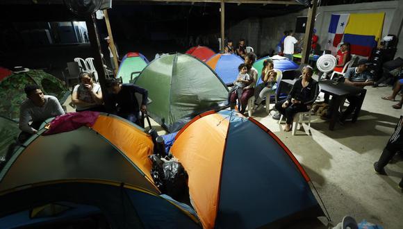 Migrantes venezolanos descansan en carpas antes de iniciar un recorrido con la intención de llegar a Panamá, el 8 de octubre de 2022, a través del Tapón del Darién (Colombia). (Foto de EFE/ Mauricio Dueñas Castañeda)