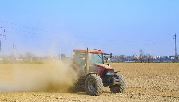 Giuseppe Ubertone un agricultor en el campo seco debido a la sequía en Azienda Agricola Ronchettone en Casalbuttano en Milán.
