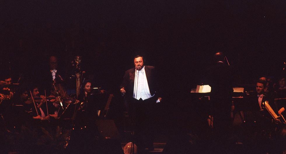 La noche del 11 de enero de 1995, Luciano Pavarotti realizó un concierto en el Jockey Club del Perú, en Surco. Esta fue la primera vez que el tenor italiano se presentó en nuestro país. (Foto: Cecilia Larrabure / GEC Archivo Histórico)