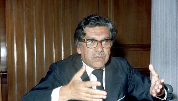 Alfonso Grados Bertorini fue pionero del periodismo deportivo en Perú. En esta imagen responde preguntas cuando ocupaba el cargo de congresista en los años 90. Foto: GEC Archivo Histórico