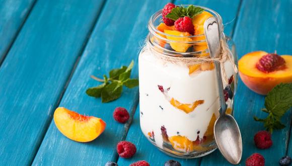 El yogur artesanal es uno de los alimentos ricos en probióticos. Estos microorganismos facilitan la digestión de la lactosa, el almidón y las proteínas. Además, favorecen la absorción de minerales, como el calcio, hierro, zinc, manganeso, cobre y fósforo. (Foto: Shutterstock)