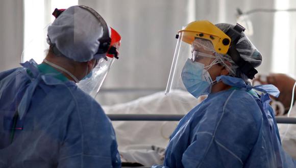 Trabajadores de la salud revisan a un paciente con COVID-19 en la UCI del Hospital San Roque de Córdoba, Argentina. (Foto: Nicolás Aguilera / AFP)