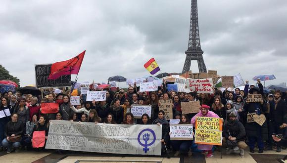 Unas 200 personas se manifestaron el domingo en París, frente a la emblemática torre Eiffel, en contra de la sentencia a La Manada. (Foto: EFE/Luis Miguel Pascual Gómez)