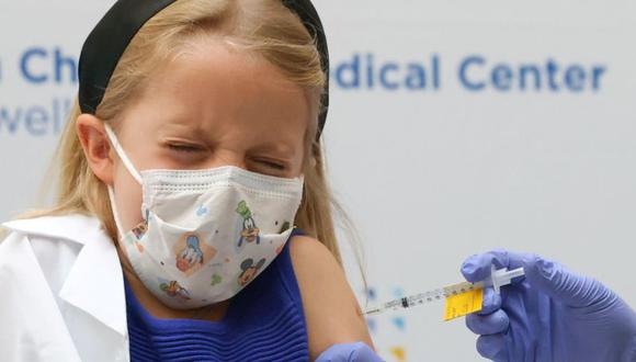 Nora Gossett, de 7 años, reacciona cuando recibe la vacuna Pfizer-BioNTech COVID-19 en el Cohen Children's Medical Center, en New Hyde Park, Nueva York, EE.UU. (Foto: REUTERS / Andrew Kelly).