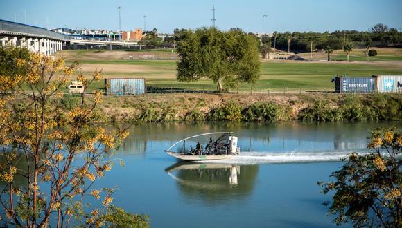 Una embarcación de la Patrulla Fronteriza de Estados Unidos se desplaza por el río Grande el 19 de noviembre de 2021 en Eagle Pass, Texas. (SERGIO FLORES / AFP).