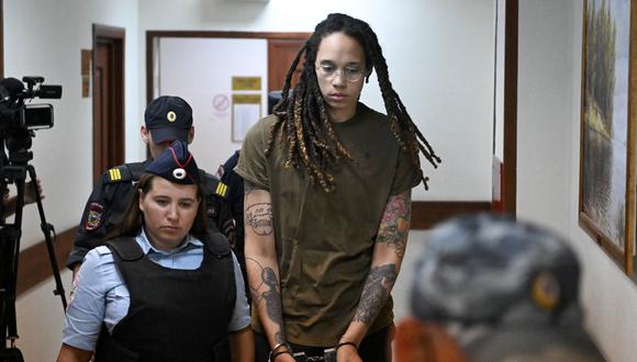 La jugadora de baloncesto estadounidense Brittney Griner es escoltada por la policía antes de una audiencia durante su juicio por cargos de contrabando de drogas, en Khimki, en las afueras de Moscú, el 2 de agosto de 2022. (Foto: Natalia KOLESNIKOVA / AFP)