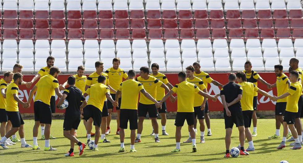 Jugadores del Sevilla entrenan para enfrentarse al Borussia de Mönchengladbach. (Foto: EFE)