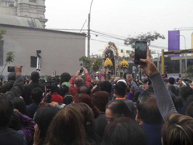 Hoy la imagen del Señor de los Milagros recorrerá avenidas como Tacna, Nicolás de Piérola, Alfonso Ugarte, entre otras. (Juan Pablo León / El Comercio)