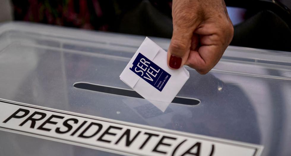 Una mujer emite un voto en una mesa de votación en Santiago de Chile, durante las elecciones presidenciales el 21 de noviembre de 2021. (Martín BERNETTI / AFP).