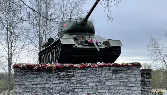 Un monumento con un tanque ruso de la Segunda Guerra Mundial en el lado estonio de la frontera en Narva.