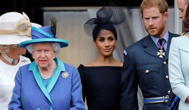 La reina Isabel II, Meghan Markle y su esposo el príncipe Enrique, en el balcón del Palacio de Buckingham. (Foto: AFP/Archivo)