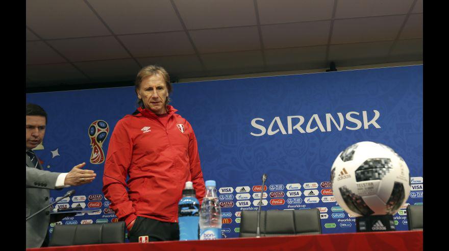 Ricardo Gareca a punto de iniciar la conferencia de prensa previo al partido ante Dinamarca. (Foto: Rolly Reyna – Enviado especial El Comercio).