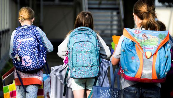 Alumnos ingresan a su escuela primaria en Berlín el 9 de agosto de 2021, después de que terminaron sus vacaciones de verano y en medio de la pandemia del coronavirus COVID-19. (Tobias SCHWARZ / AFP).