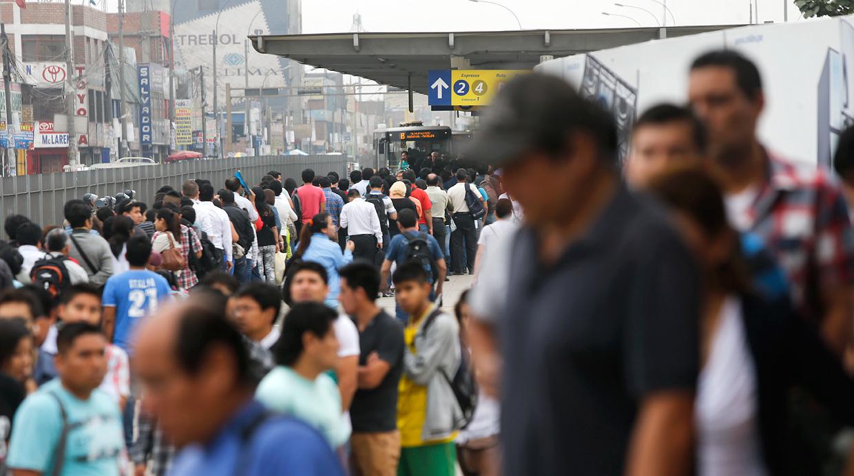 Caos en el Metropolitano por falta de buses en hora punta - 4