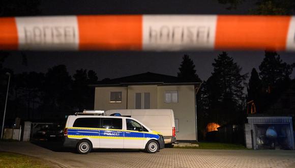 En esta foto del 4 de diciembre de 2021, un automóvil de la Policía se encuentra afuera de una casa donde se descubrieron los cuerpos sin vida de dos adultos y tres niños en Alemania. (JOHN MACDOUGALL / AFP).