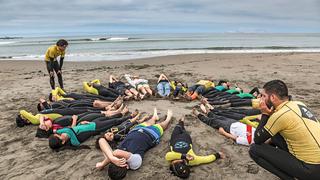 El programa que combina surf y meditación pensado para niños de 9 a 15 años