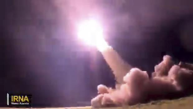 Captura de video de IRNA que muestra el momento en el que la Fuerza Aeroespacial del Cuerpo de la Guardia Revolucionaria Islámica de Irán lanza  misiles balísticos hacia Israel. (EFE).